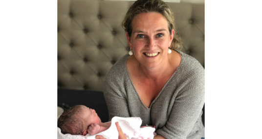 Foto (kleur) Mariëtte Rodenburg met pasgeboren baby