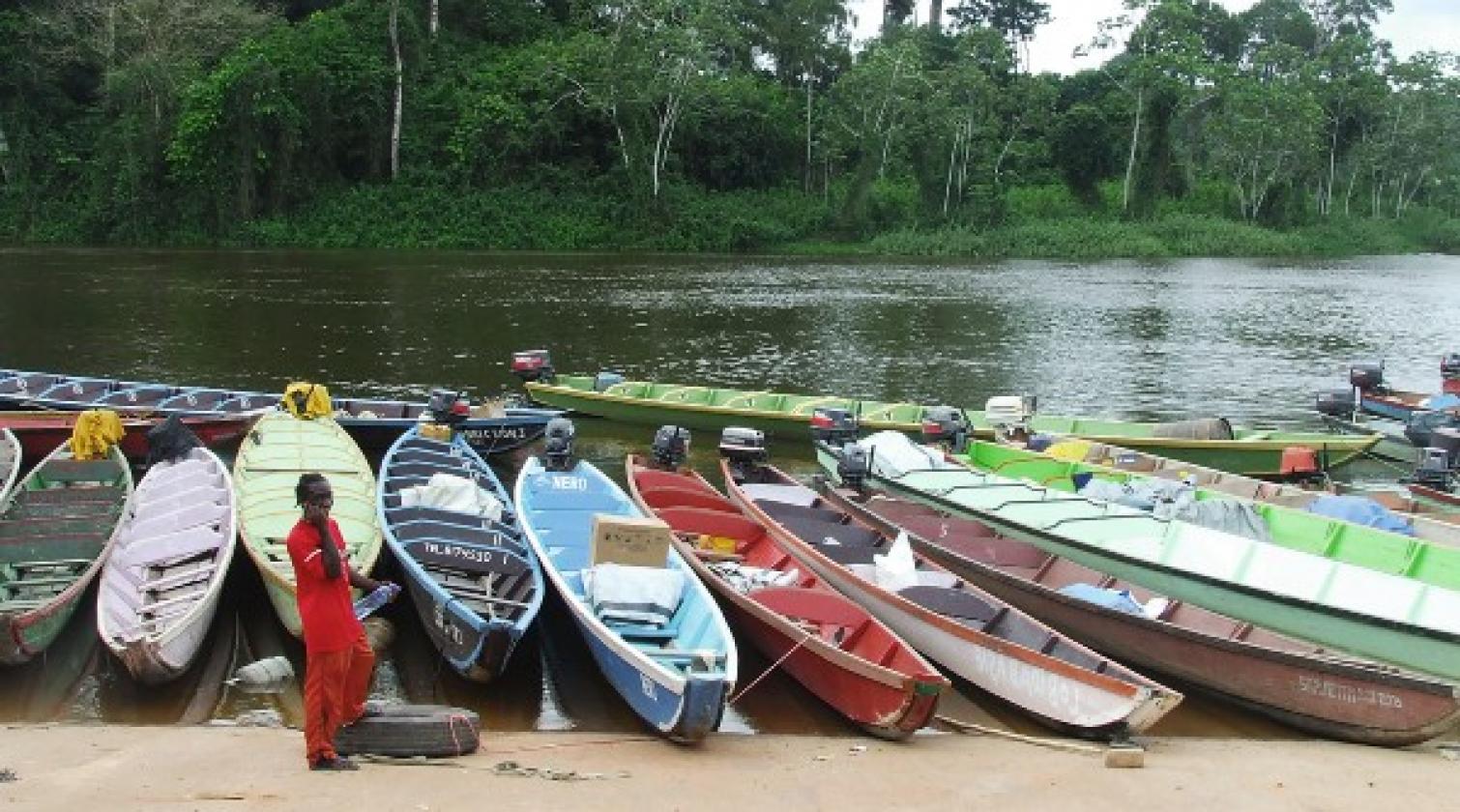 Foto (kleur) vissersboten Suriname