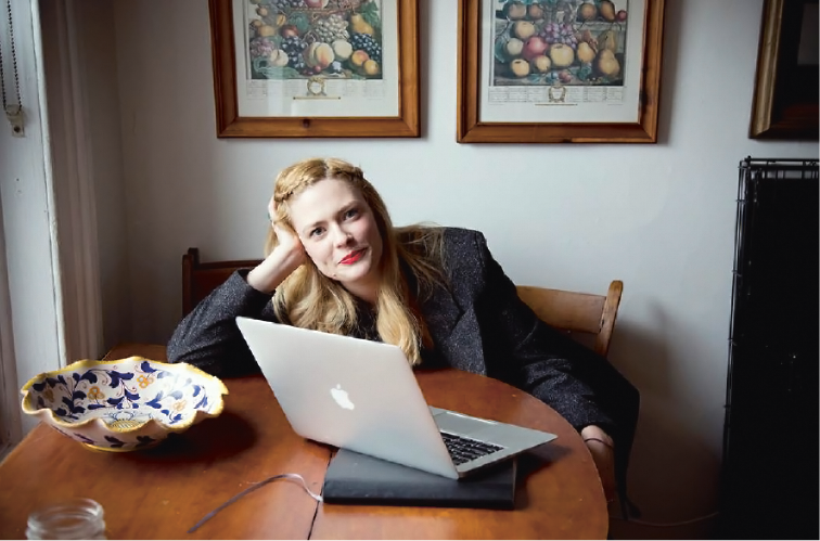 Foto (kleur) Susannah Cahalan met haar laptop