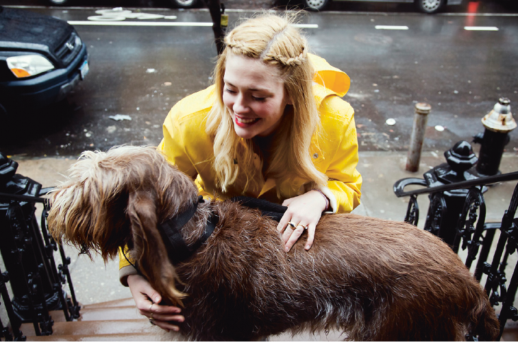 Foto (kleur) van Susannah Cahalan en haar hond buiten