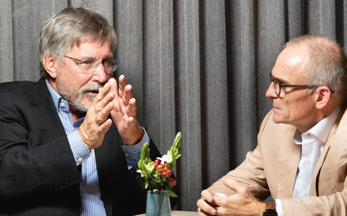 Foto (kleur) Bessel van der Kolk en Eric Vermetten (rechts) in gesprek