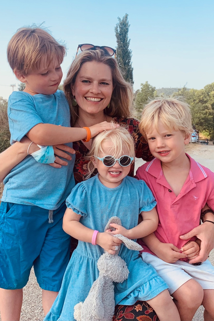 Foto (kleur) Diane van Rappard met haar kinderen